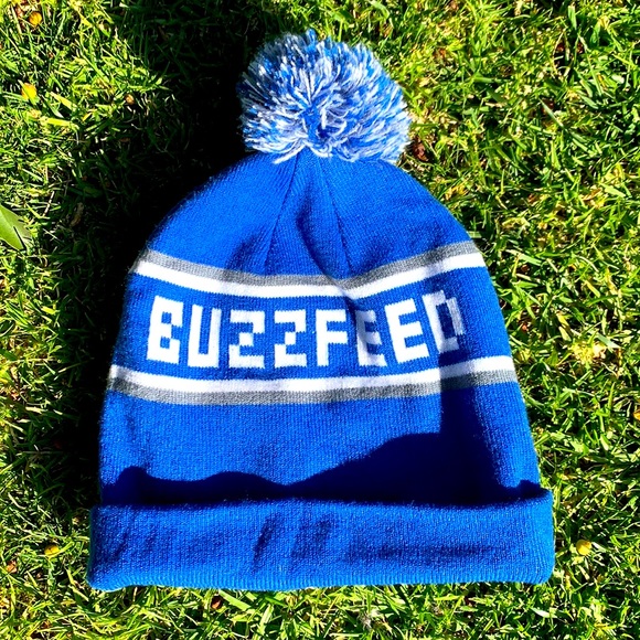 Buzzfeed Pom beanie - winter hat - Picture 1 of 1